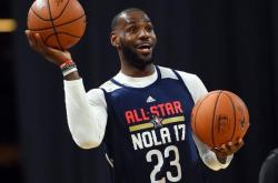 爱游戏app下载丹佛掘金训练开放日；赛前官宣签约引欢呼；全明星赛在即；纪律约束更严格的简单介绍